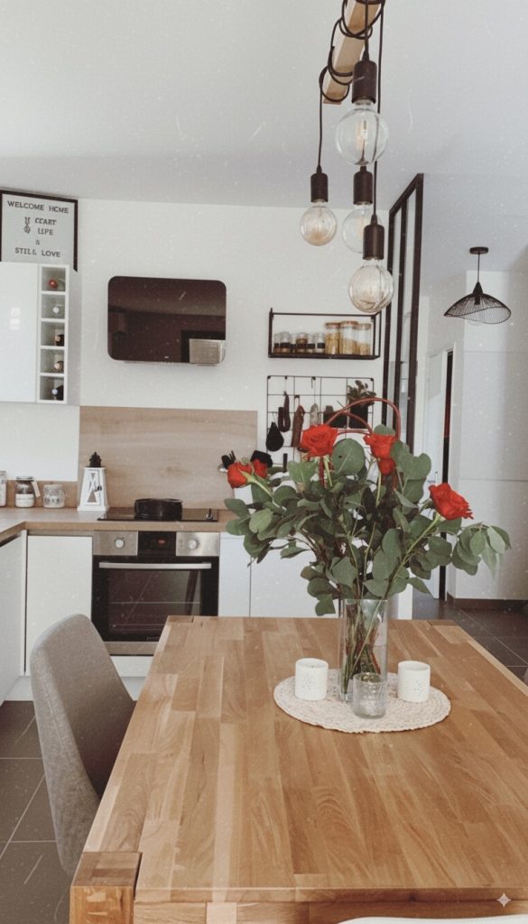 Cuisine ouverte sur le salon et la salle à manger, conviviale et entièrement équipée, idéale pour partager des moments en famille ou entre amis.