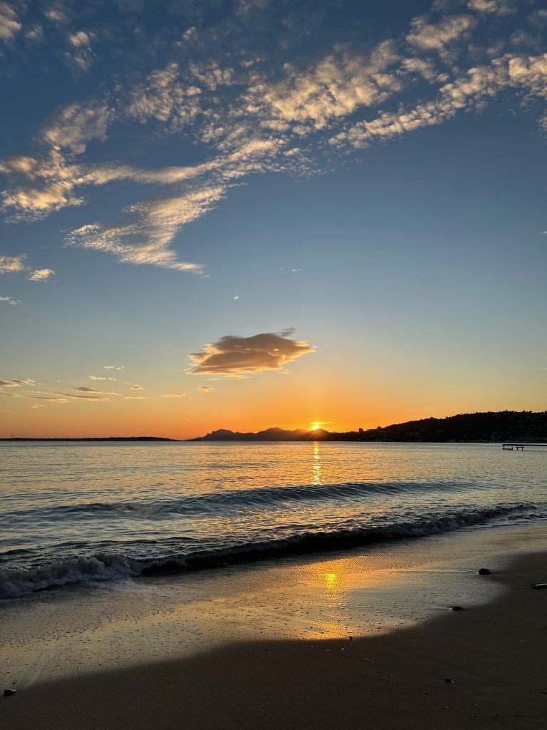 Vue mer au coucher de soleil, architecte d'intérieur basée à Saint Paul de Vence et intervenant dans les Alpes Maritimes et dans la Vallée de Chamonix Mont Blanc